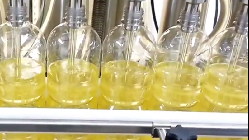 全自动食用油灌装机:提升出产效能与产品质量的关键设备 全自动食用油灌装机:提升出产效能与产品质量的关键设备