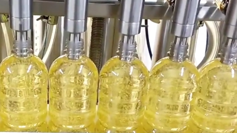 全自动食用油灌装机:提升出产效能与产品质量的关键设备 全自动食用油灌装机:提升出产效能与产品质量的关键设备
